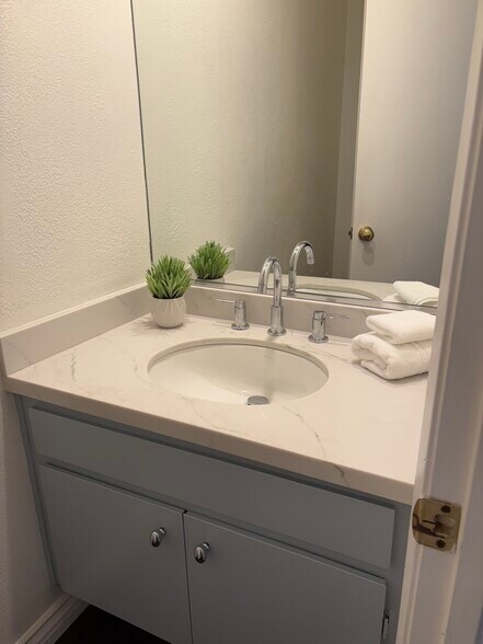 Building Photo - 1844 Midvale Ave