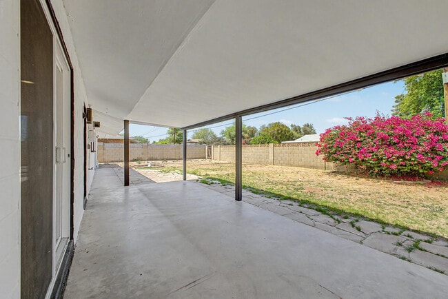 Building Photo - 8730 E Rancho Vista Dr