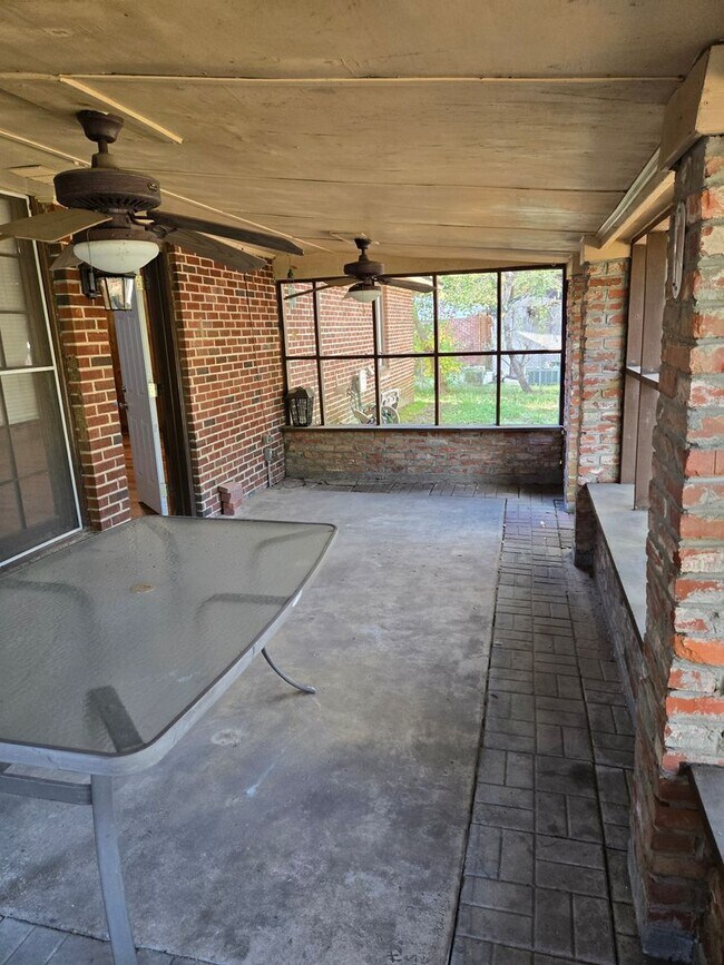 Building Photo - FOR RENT in North Columbus! Available Now!