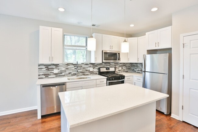 Building Photo - Gorgeous 1Bed/1Bath in Logan Square! Condo Quality! In-Unit Laundry! Central Air!