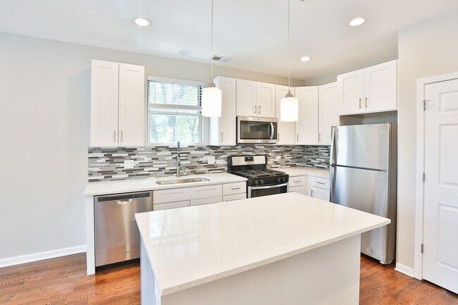 Building Photo - Gorgeous TOP FLOOR 1Bed in Logan Square! Condo Quality! In-Unit Laundry! Central Air!