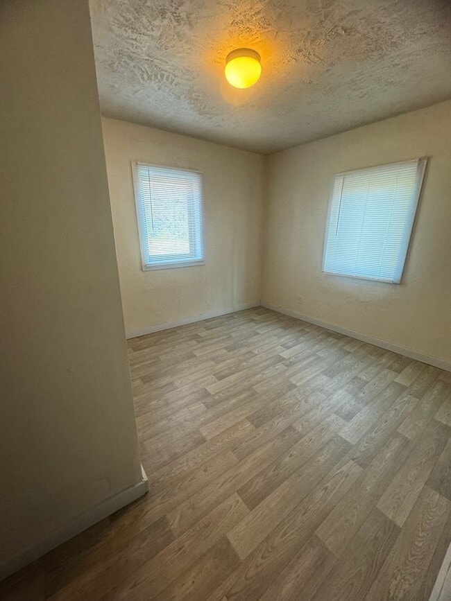 Building Photo - Remodeled 3 bedroom 1 bath home available ...