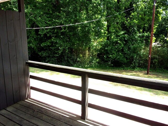 Building Photo - Spacious 2 Bedroom 1 Bath Duplex Minutes t...