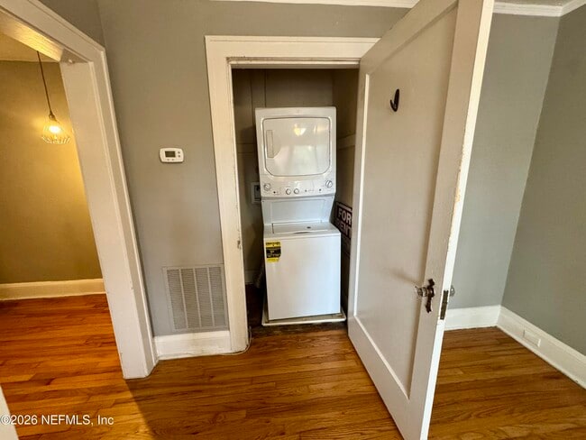 Building Photo - 2325 Myra St