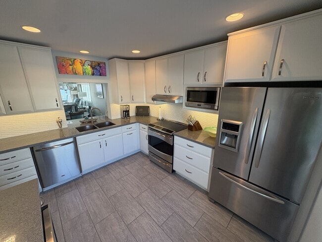 Building Photo - 333 The Esplanade N