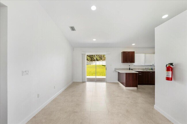Building Photo - 2175 SE Heathwood Cir