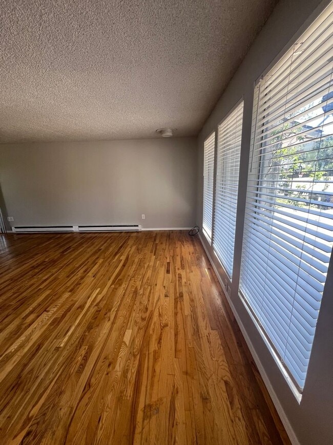 Building Photo - 2122-2124 W Regina Ave