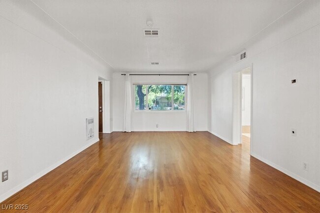 Building Photo - 1609 Chapman Dr