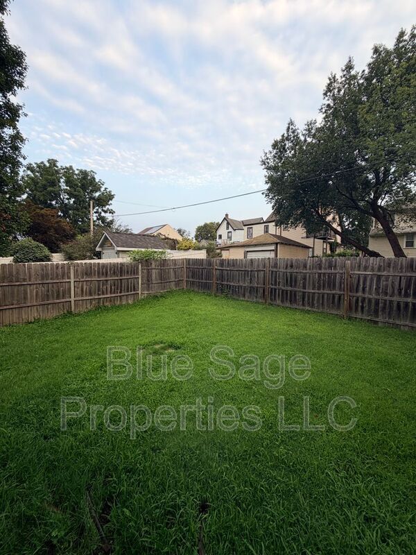 Building Photo - 913 8th Ave