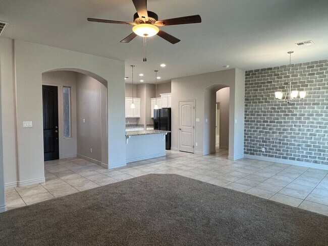 Building Photo - 4 BEDROOM HOME!