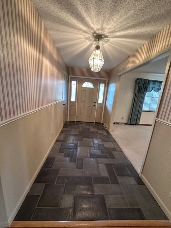 Building Photo - Maryville 37803 - 5 bedroom, 3 bath home - Contact Karen Robertson (865) 454-7626