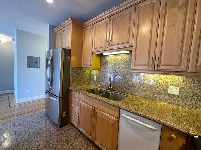 Building Photo - Lincoln Avenue Units