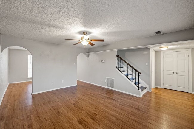 Building Photo - SPACIOUS UPDATED TOWNHOME - 1440SF