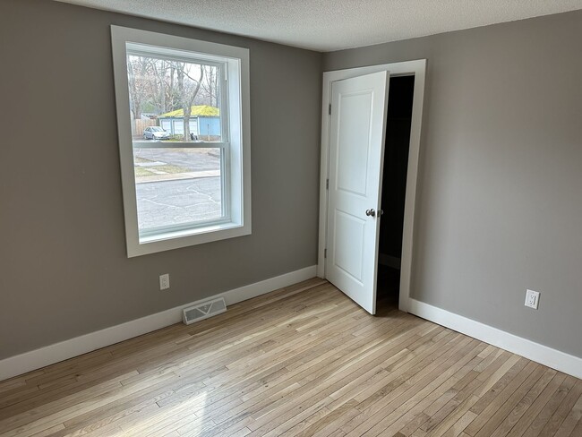 Building Photo - 234 Oak St