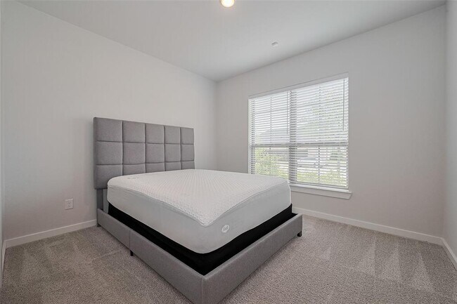 Building Photo - 307 Roselle Leaf Dr