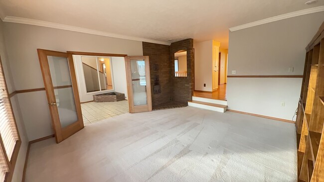 Building Photo - 4bd/3ba HUGE Home w/Hardwood Floors, Russian Fireplace, 2-Car Garage & Fenced Back Yard!