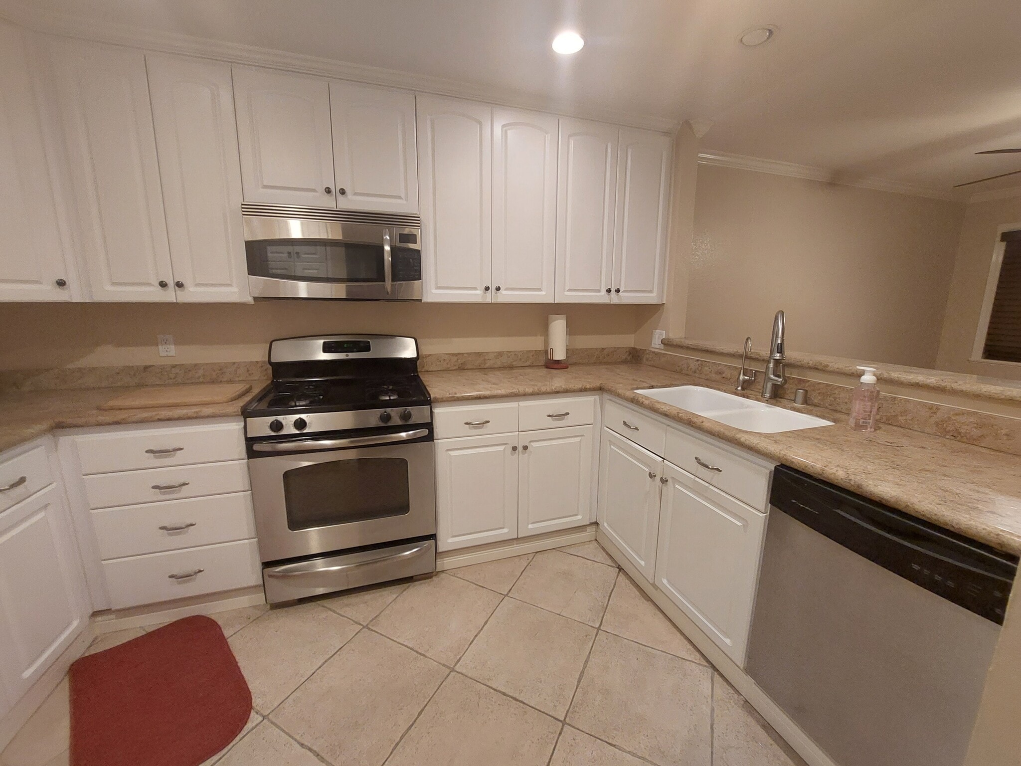 Building Photo - 927 S Downey Pl