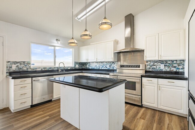 Building Photo - 3 bed plus Office room, 3 bathroom single family house.