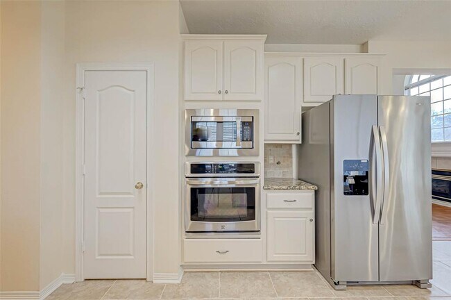 Building Photo - 910 Chinni Ct