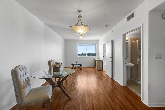 Building Photo - Luxurious Modern Condo in Alhambra ? Move-In Special: Get 2 Weeks Free