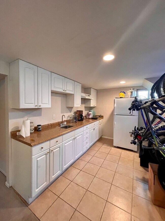 Building Photo - 6 Bed/3 Bath Home in Table Mesa