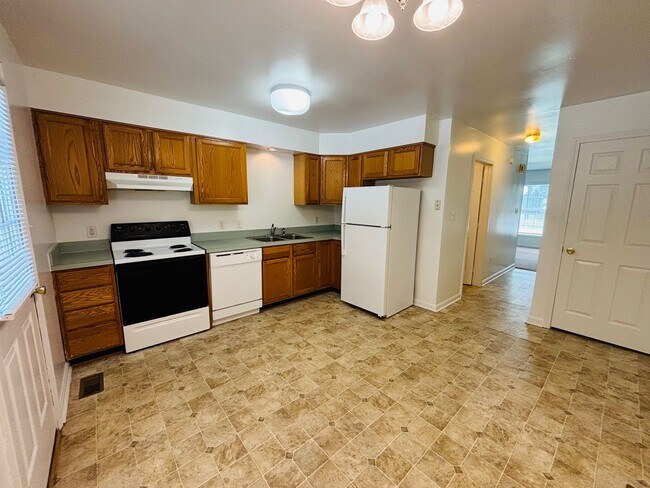 Building Photo - 2 Bedroom 2.5 Bathroom Townhouse