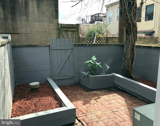 Building Photo - 1929 Gough St