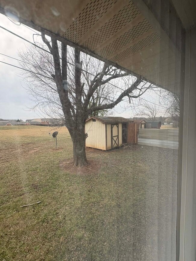 Building Photo - 1615 Highland Way