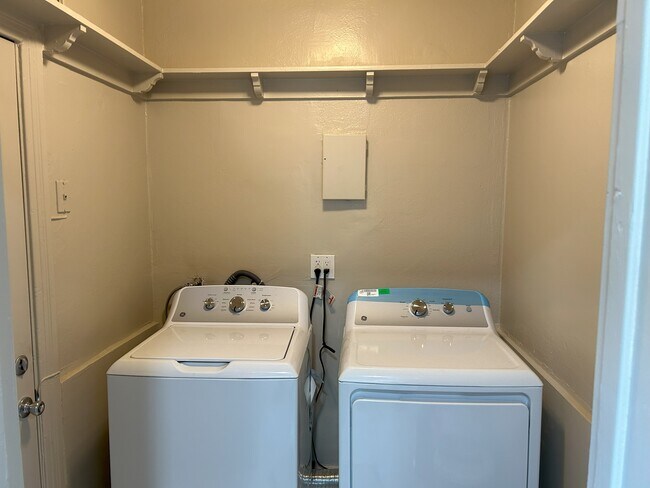 Full Size Laundry - 1533 Hauser Blvd