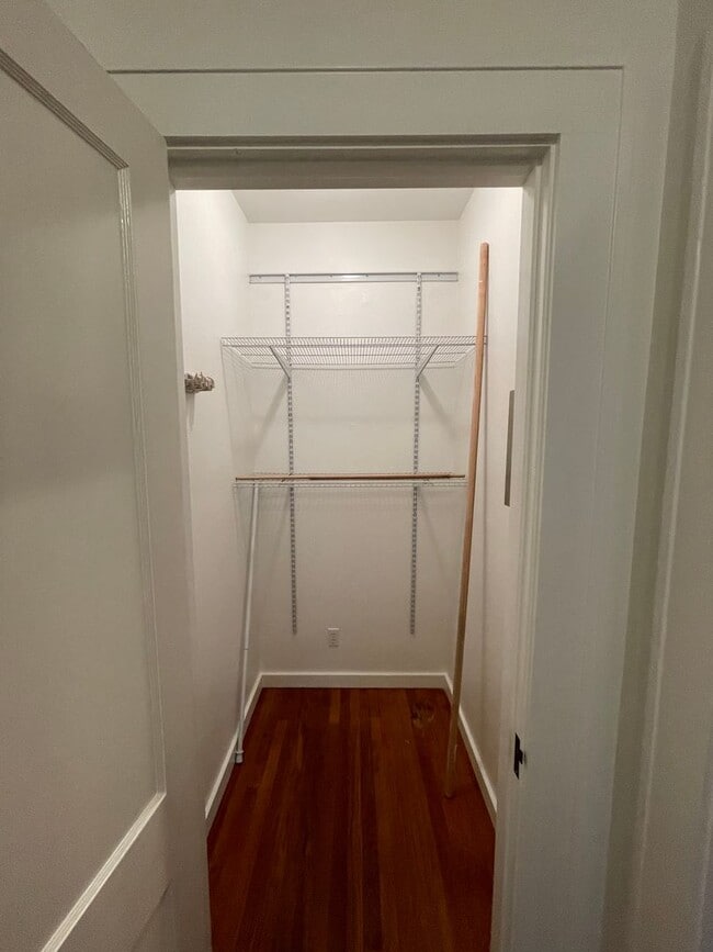 Building Photo - Freshly updated 2/2/Study home