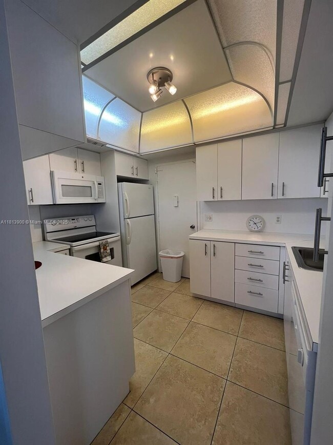 Building Photo - 3505 S Ocean Dr