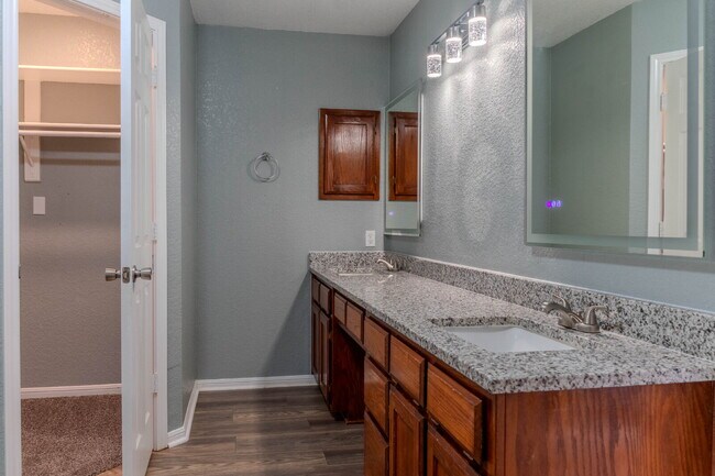 Building Photo - "Charming and Spacious 1,575 Sq Ft Home with 3-Bedroom Retreat with 2 Full Baths!"