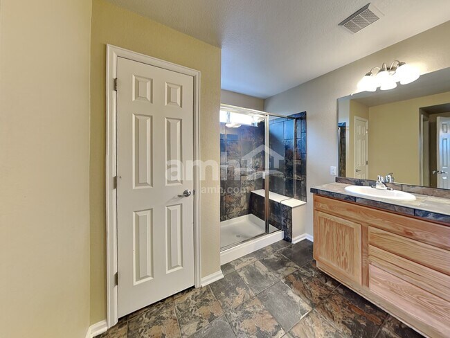 Building Photo - 124 N Flat Rock St