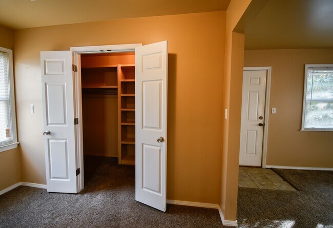 Building Photo - Beautifully Updated Brookside Home Near Ri...