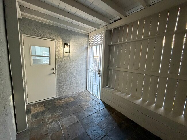Building Photo - 11610 Oxnard St