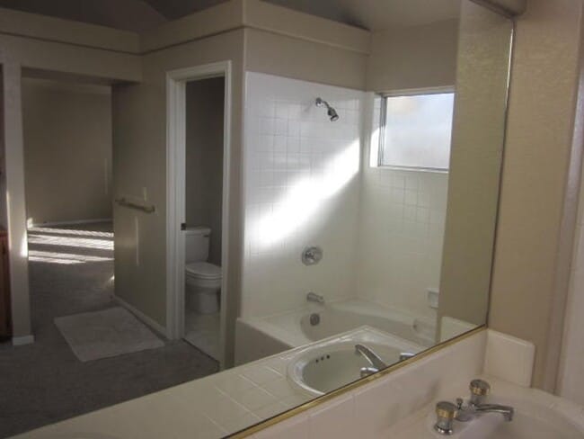 Building Photo - Tracy Home  Available for Rent