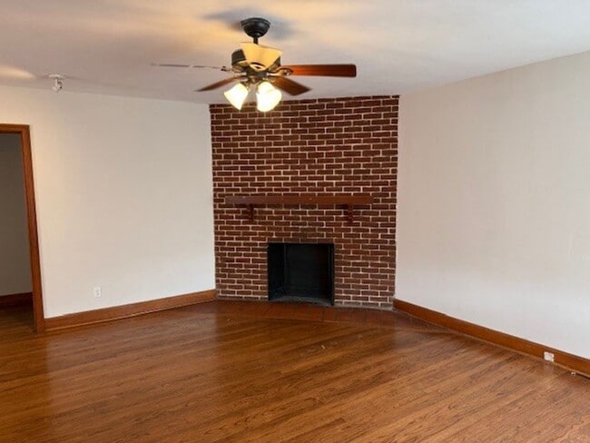 Building Photo - Cute 3 Bed 1 Bath House! Available Now! Ca...