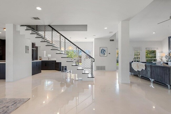 Building Photo - 10408 Loring Dr
