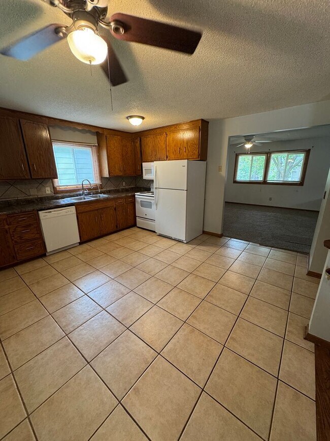 Building Photo - 2 Bed 1.5 Bath, Yard and shed, 2 Off stree...