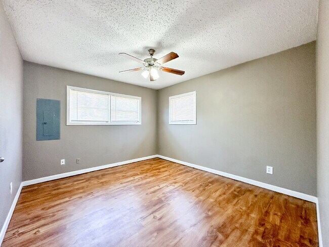 Building Photo - Large Home Preleasing for Summer 2025!