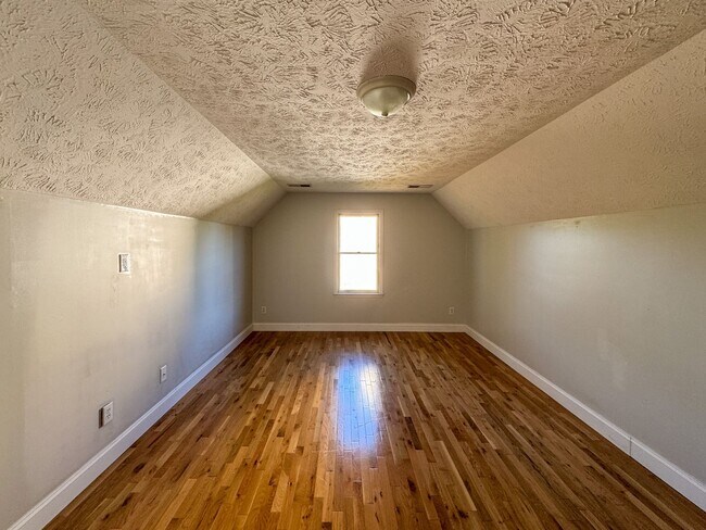 Building Photo - Charming 4 Bed, 2.5 Bath Home in King's Grant