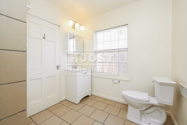 Building Photo - 5 bed 3.5 Bath Single Family Home Available in Dayton