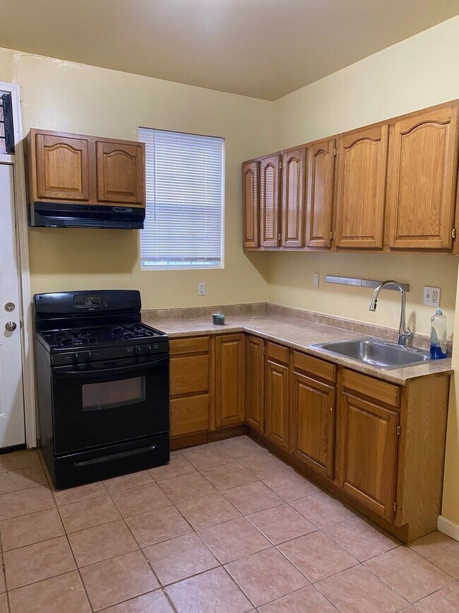 Building Photo - Spacious Rooms! Hardwood Flooring Throughout! A/C! W/D Hook-Up!