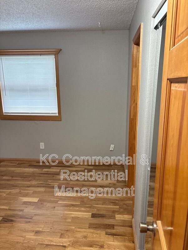 Building Photo - 4508 NW Valley View Rd