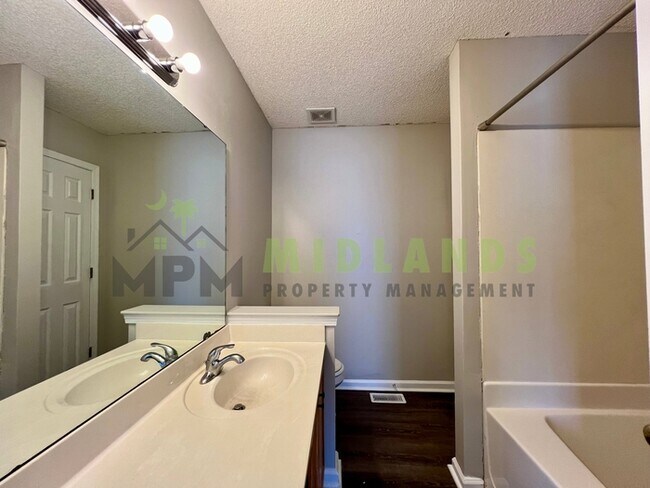 Building Photo - 5 Bridle Path Court