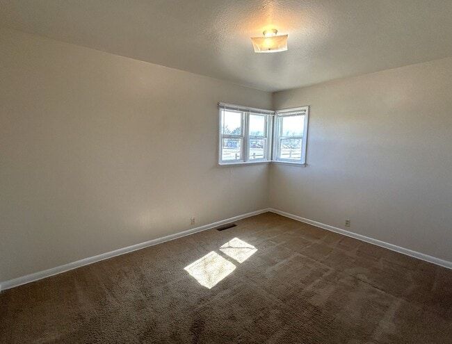 Building Photo - 821 Skyline Dr