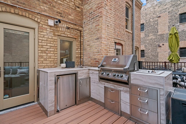Building Photo - 2113 N Clark St