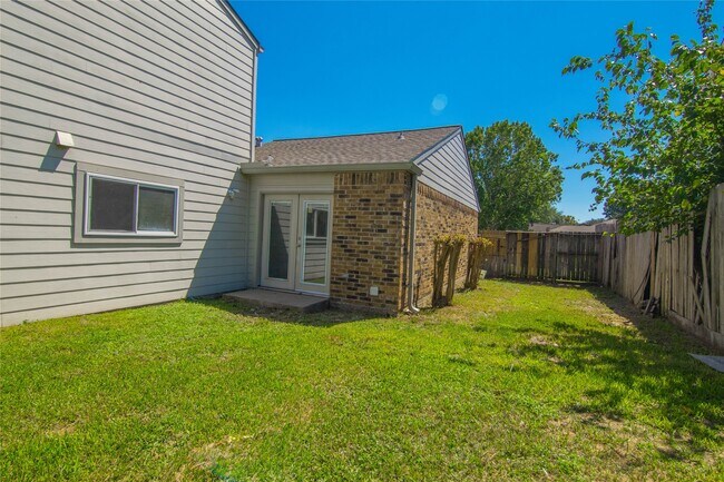 Building Photo - 15806 Val Verde Dr