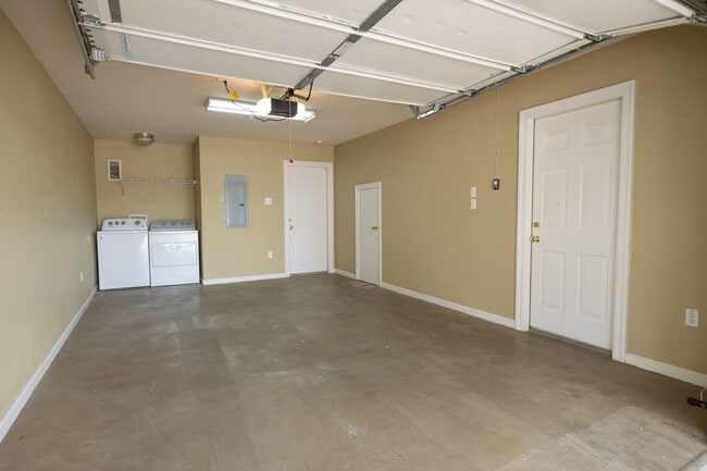 Building Photo - 4 bedroom Townhome Near LSU in a Gated Community