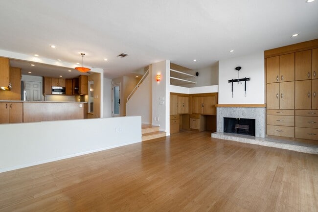 Building Photo - Stunning Waterfront Townhome in Huntington Beach!